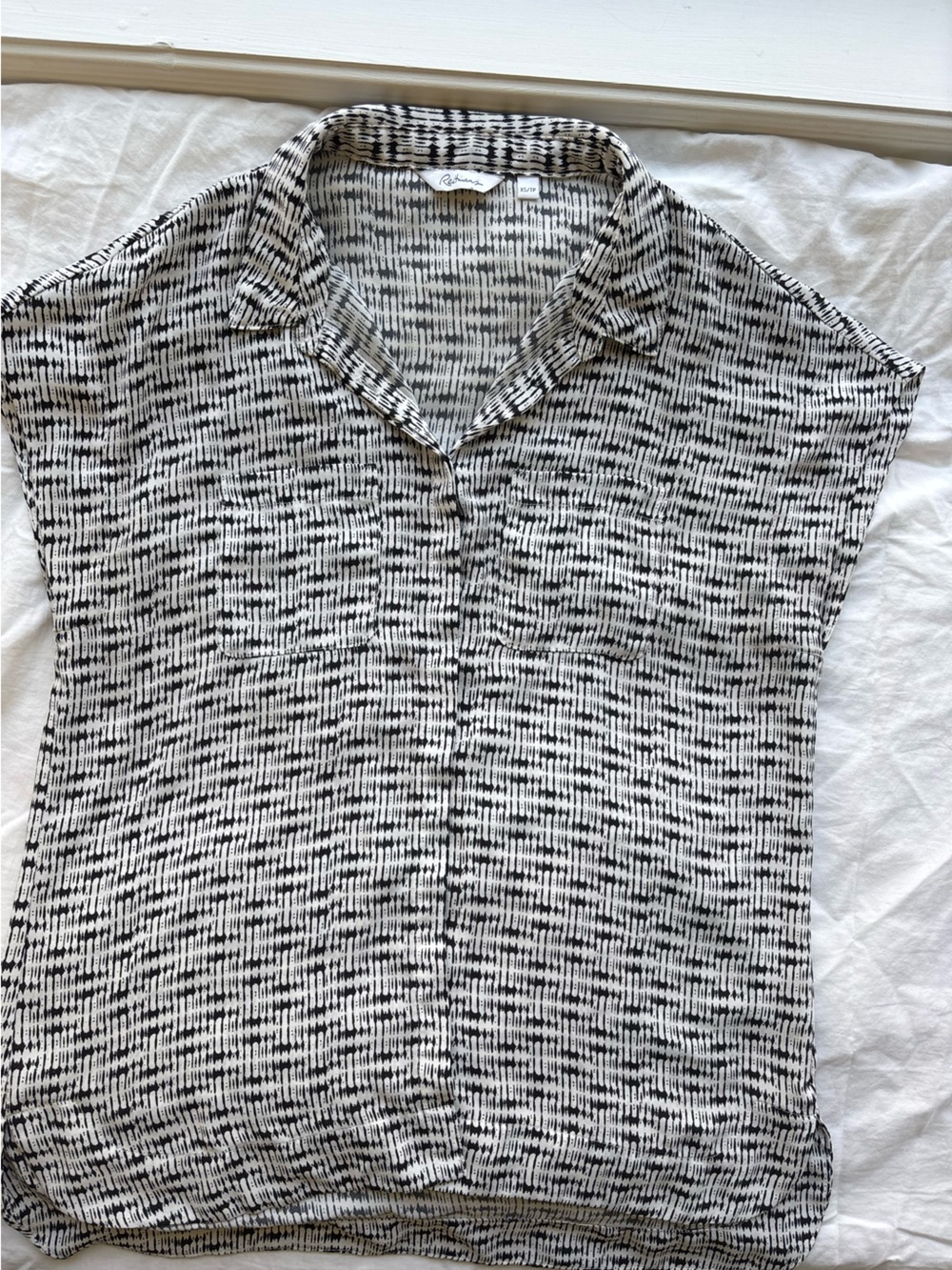 Textured Black and White Short-Sleeve Collared Blouse
